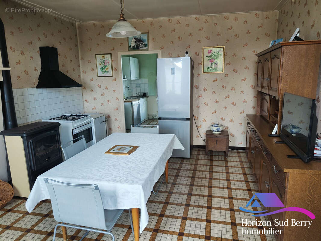 Cuisine avec poêle à bois - Maison à SAINT-CHRISTOPHE-EN-BOUCHERIE