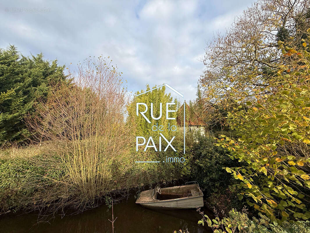 Terrain à LES TROIS-MOUTIERS