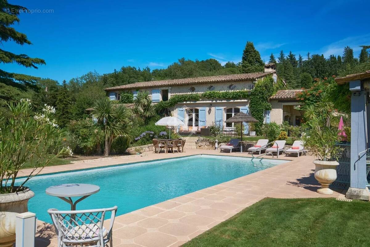 Maison à CHATEAUNEUF-GRASSE