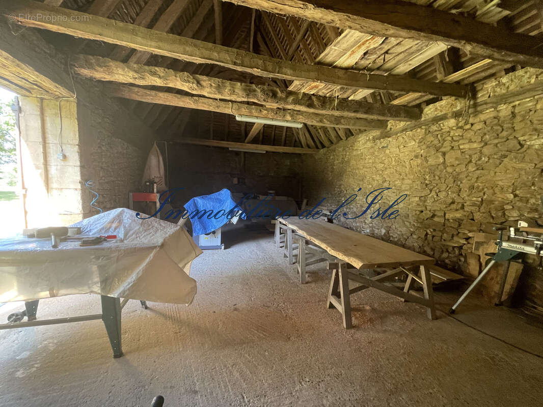 Propriete en pierres avec dependances et fort potentiel - photo 18