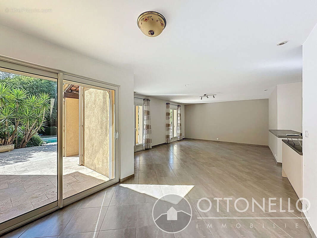 Maison à ROQUEBRUNE-SUR-ARGENS