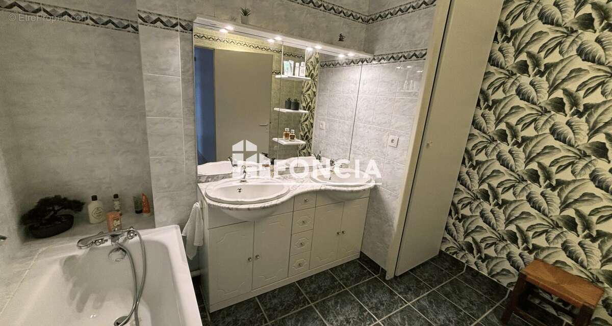 Grand appartement lumineux de 3 chambres dans une résidence sécurisée avec vue dégagée, garage, parkings et terrasse - photo 8