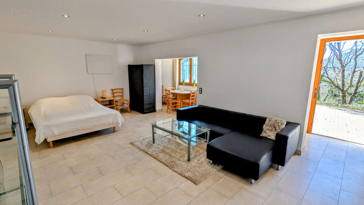 À Tourrettes-sur-Loup   Maison composée de 3 appartements + studio, piscine et vaste sous-sol - photo 30