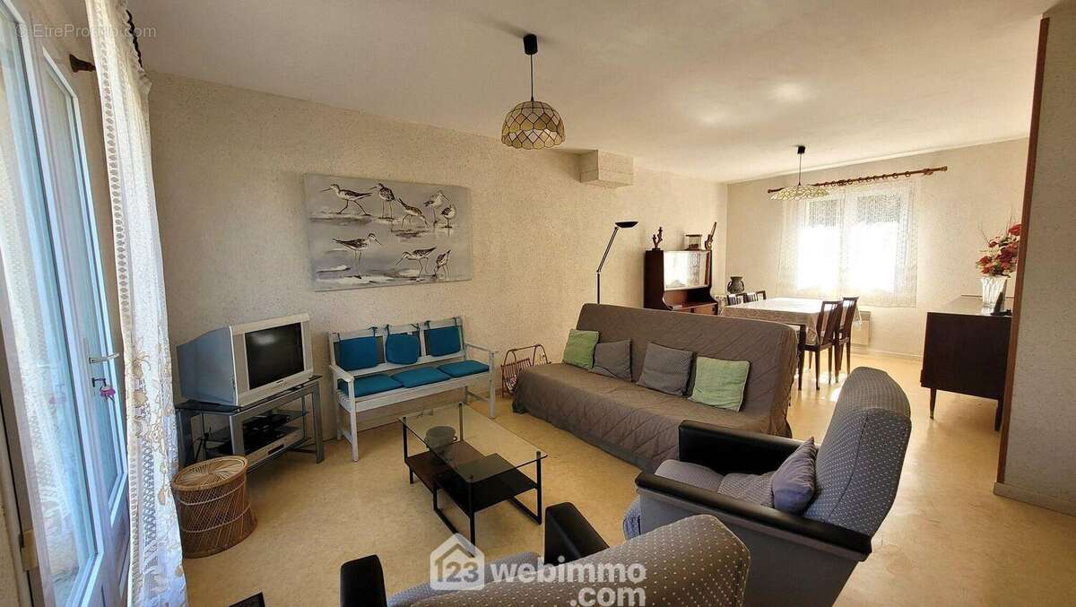 En rez de rue, une pièce de vie / cuisine - Maison à LONGEVILLE-SUR-MER