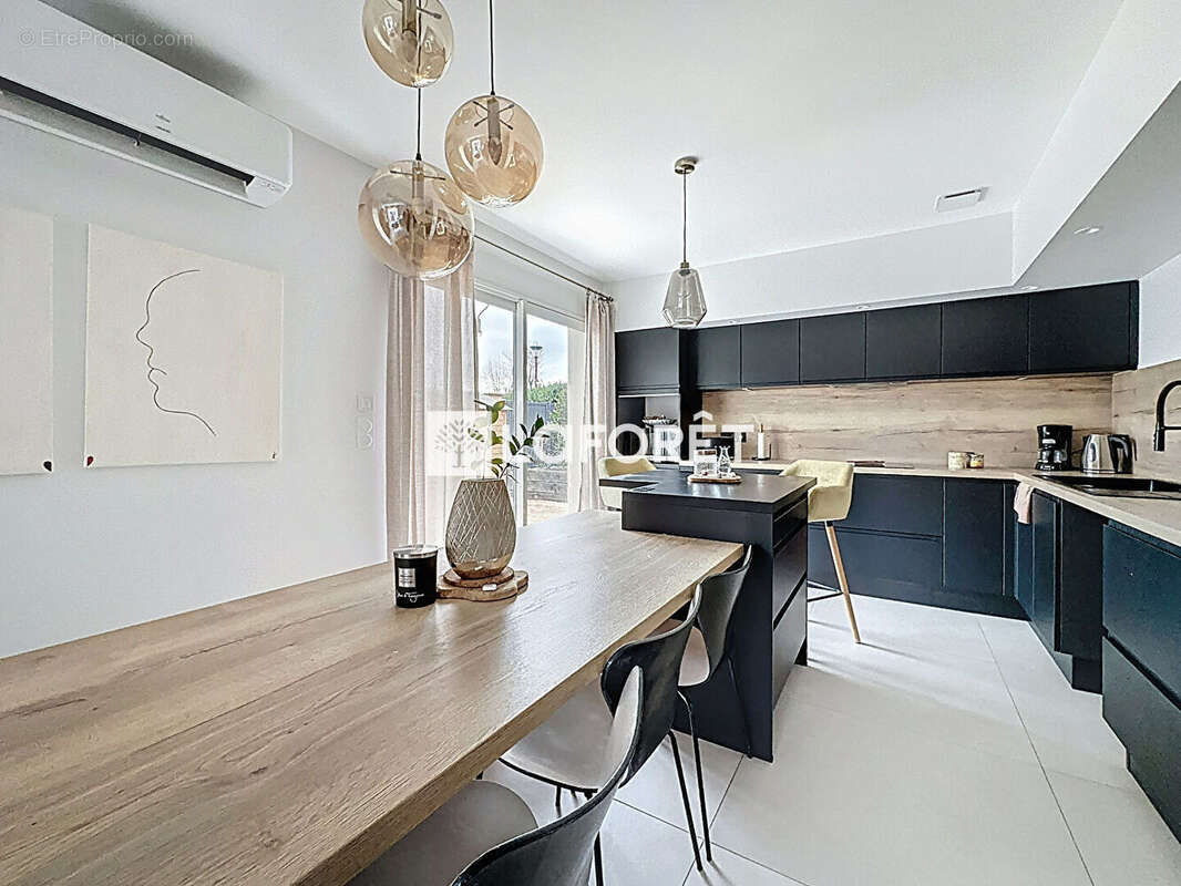 Maison à CHANOZ-CHATENAY