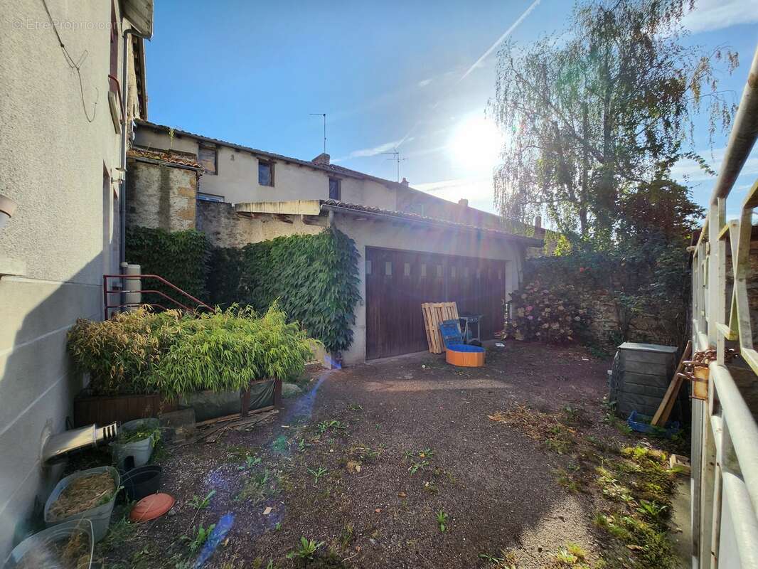 Maison à SAINT-LAURENT-SUR-GORRE