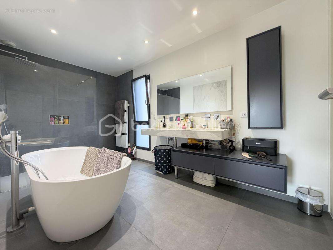 Maison à LA CHAPELLE-SAINT-LUC