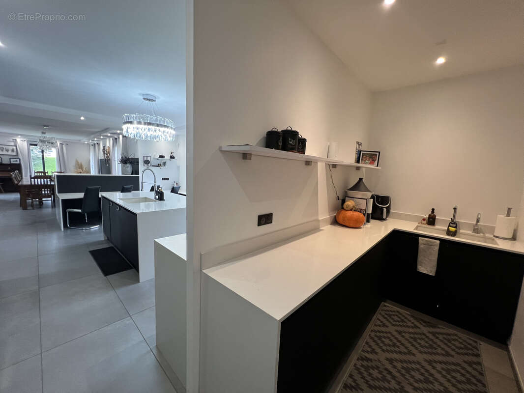 Maison à SAINT-LAURENT-DU-PAPE