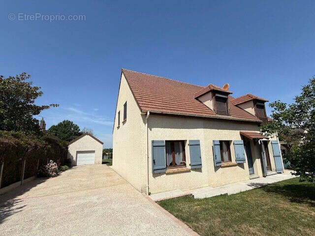 Maison 130 m² à Saint-Martin-Des-Champs  - photo 2
