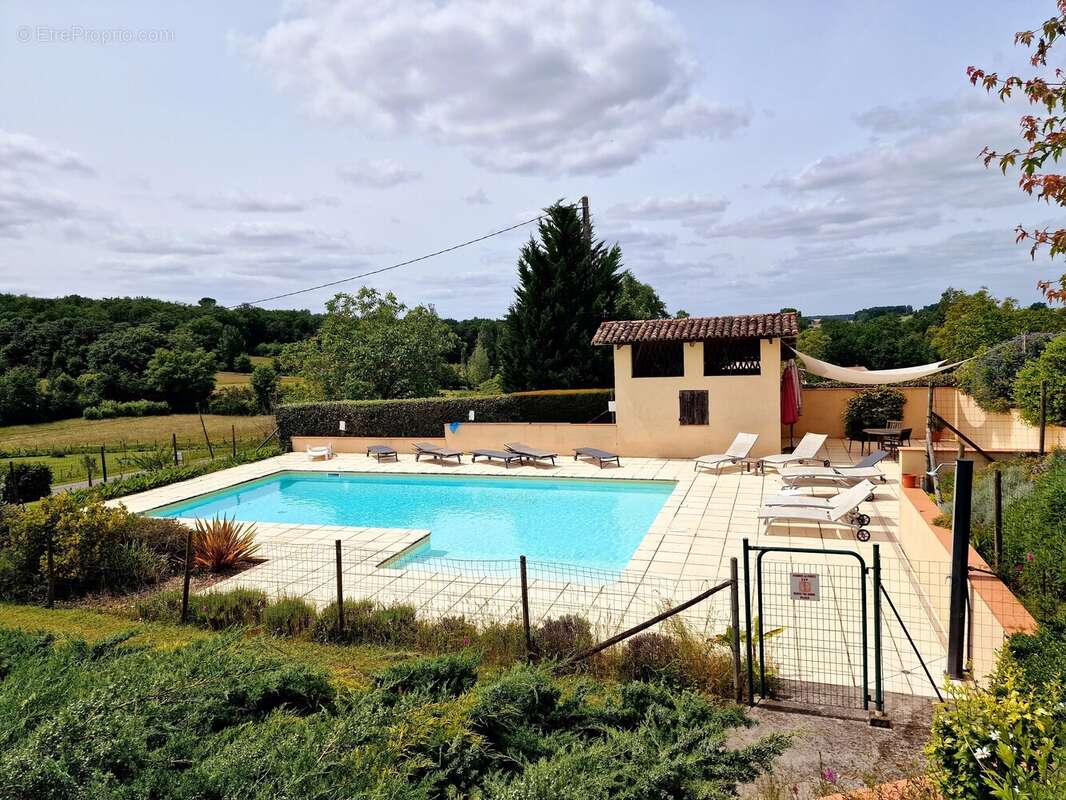 Élégante Propriété de Campagne avec Gîte et Annexe dans un Cadre Paisible - photo 4