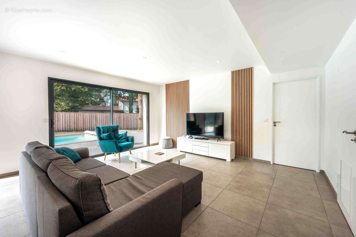 Maison 5 chambres + piscine + garage sur terrain 1035 m2 - photo 3