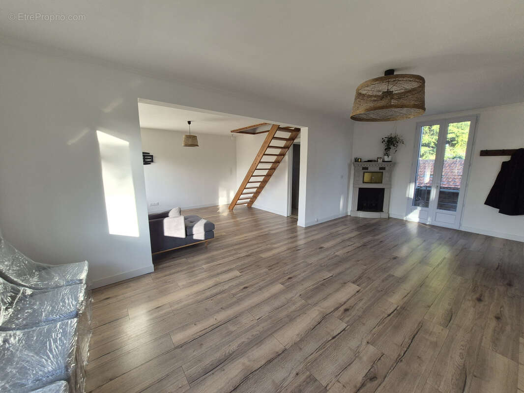 Maison à MAURECOURT