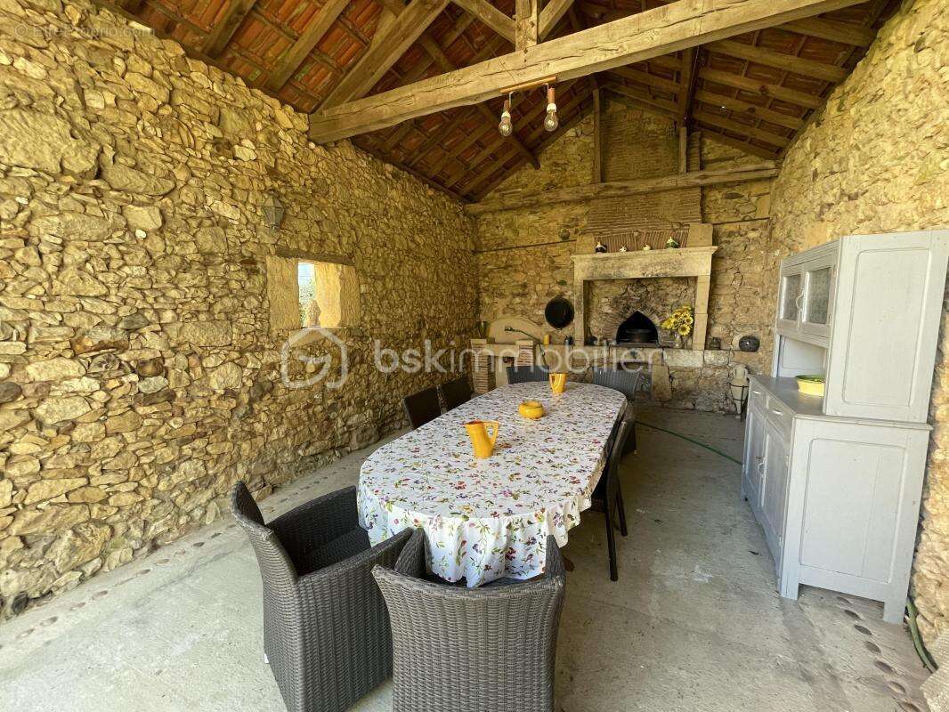Ensemble de bâtiments en pierre composé d’une maison d’habitation, d’un gîte, d’un pool house, de deux ateliers et de deux sécho - photo 6
