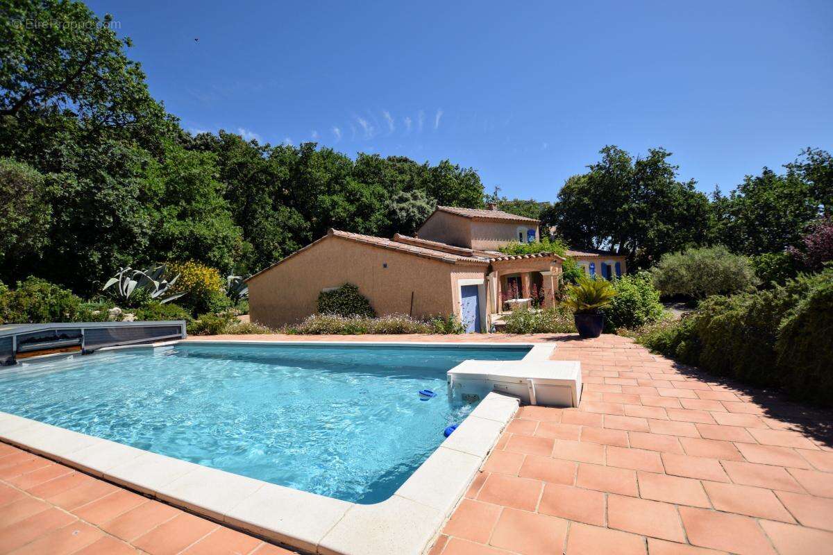 Maison À Vendre - 3 chambres de plain-pied avec piscine, garage et stationnement - photo 2