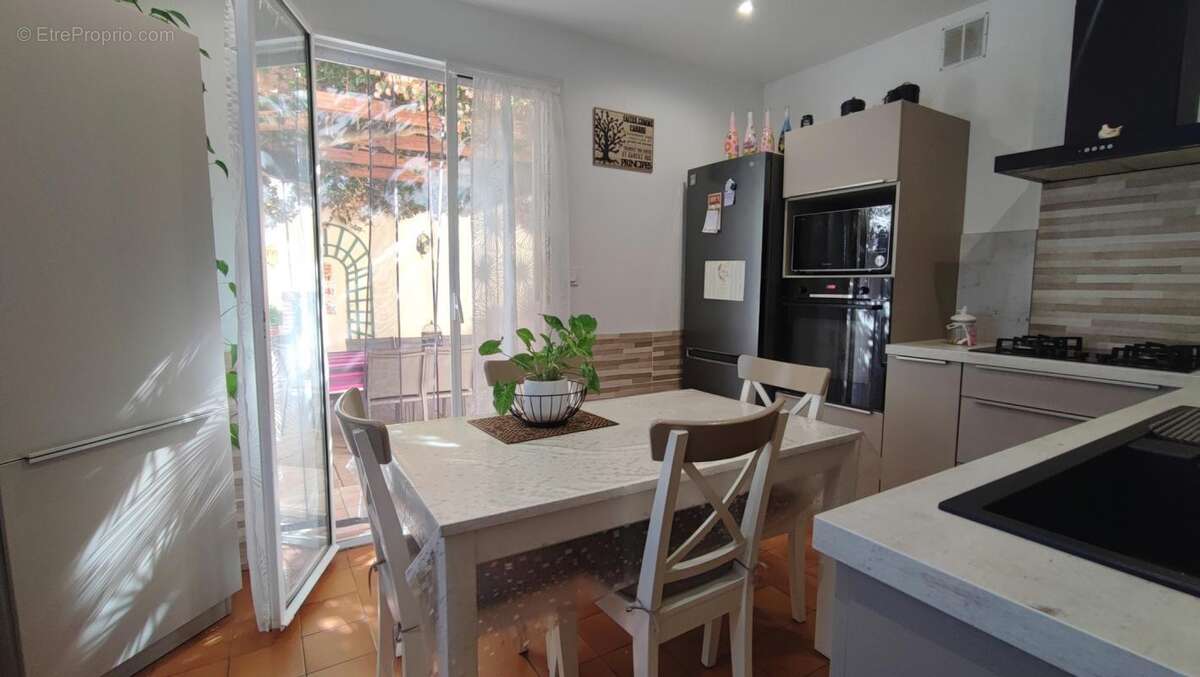 Maison à SAINT-LAURENT-DE-LA-SALANQUE