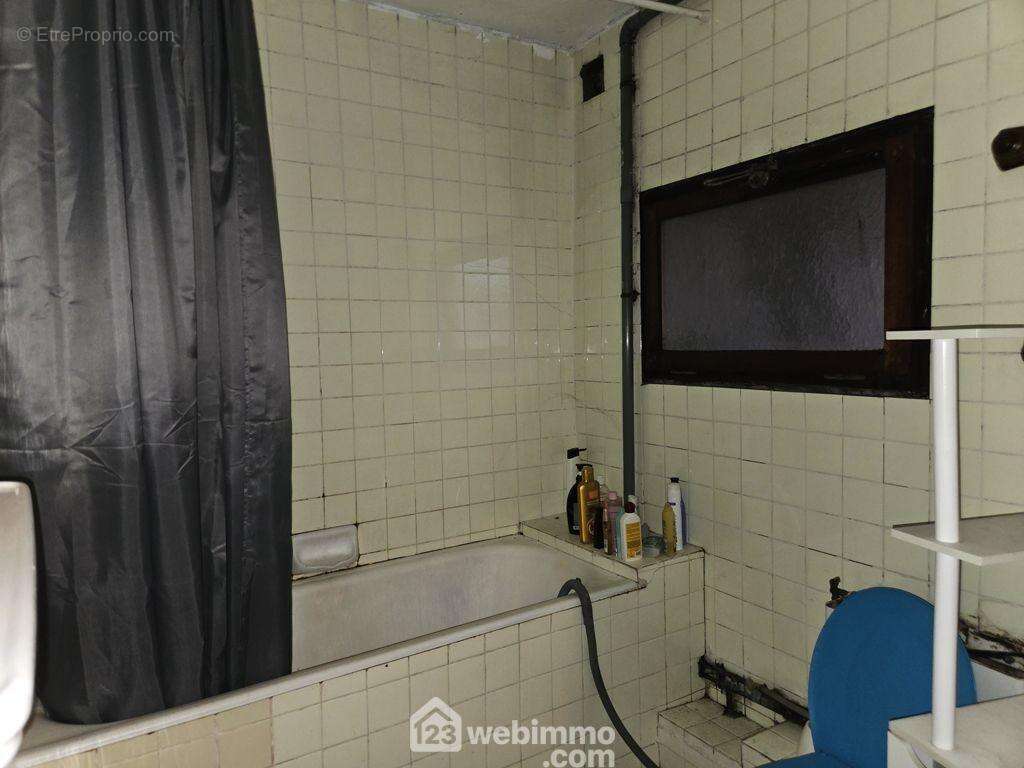 Une salle de bain et un grenier complètent ce niveau. - Appartement à GRIGNON