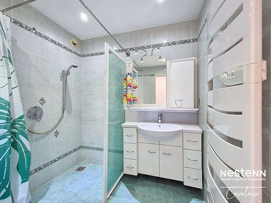 Dernier étage pour cet appartement au centre ville de Cavalaire-sur-Mer 4 pièces environ 100 m² avec 3 terrasses et stationnemen - photo 22
