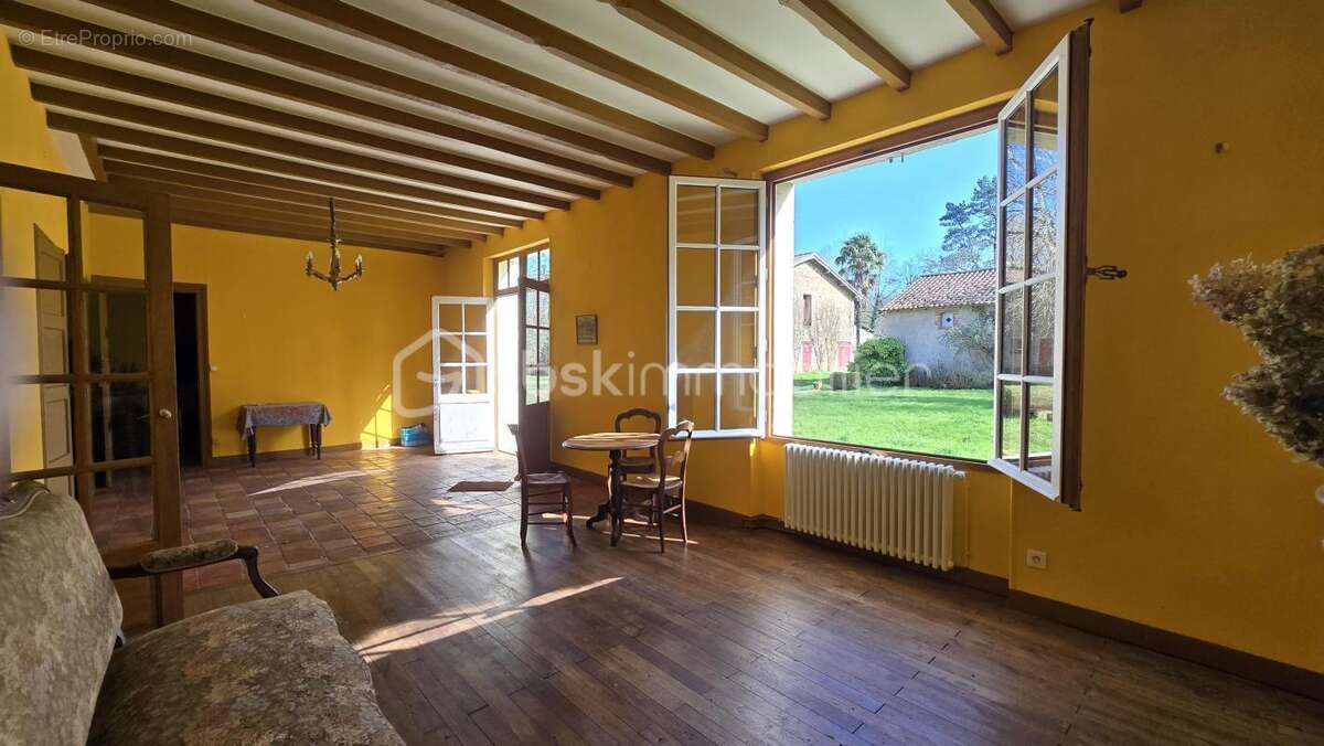 Ensemble immobilier, maison de 178 m², maisonnette, granges, petits toits, terres et étang - photo 1