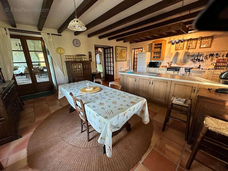 Belle maison en pierre  avec piscine.   Maison avec grand  jardin, gite et piscine - photo 8