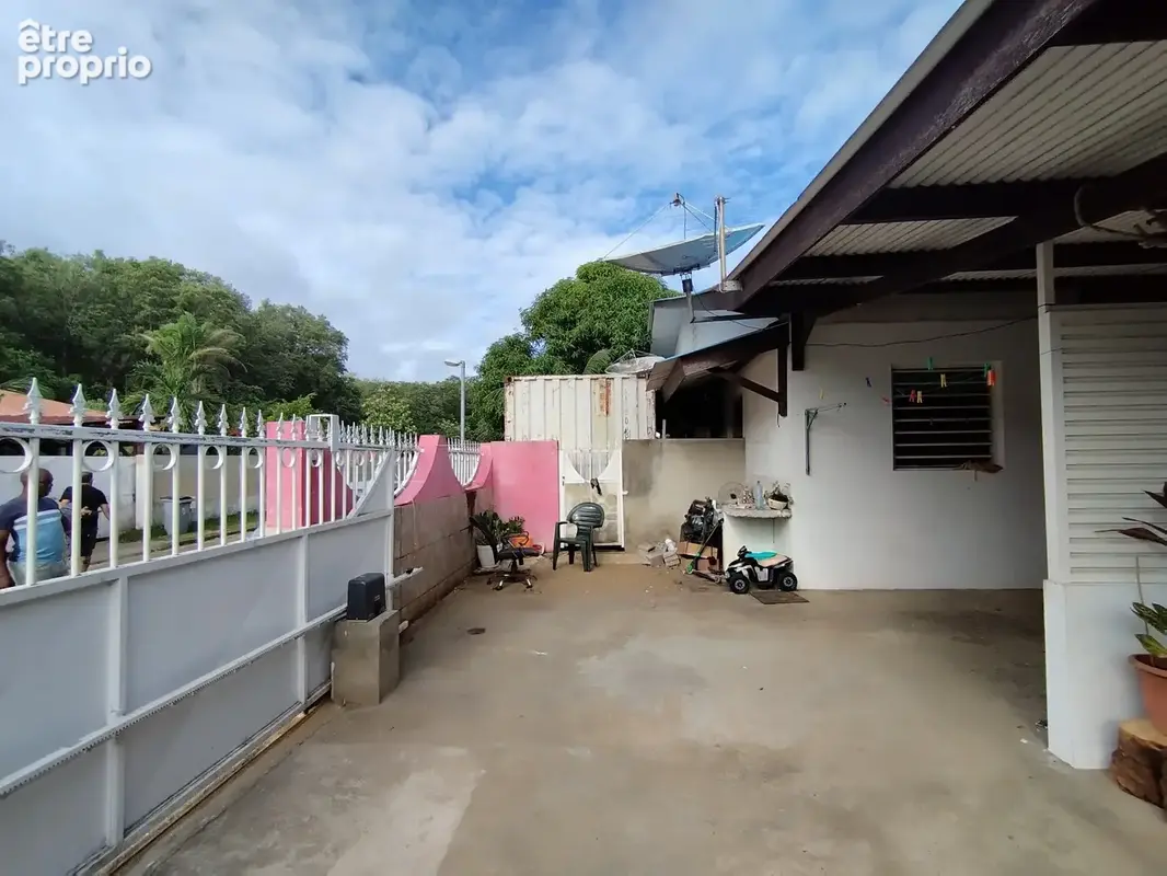 Dpt Guyane (973), à vendre KOUROU- Zone commercial Pariacabo- propriété de 5 logements - Terrain de 447m2 - photo 4