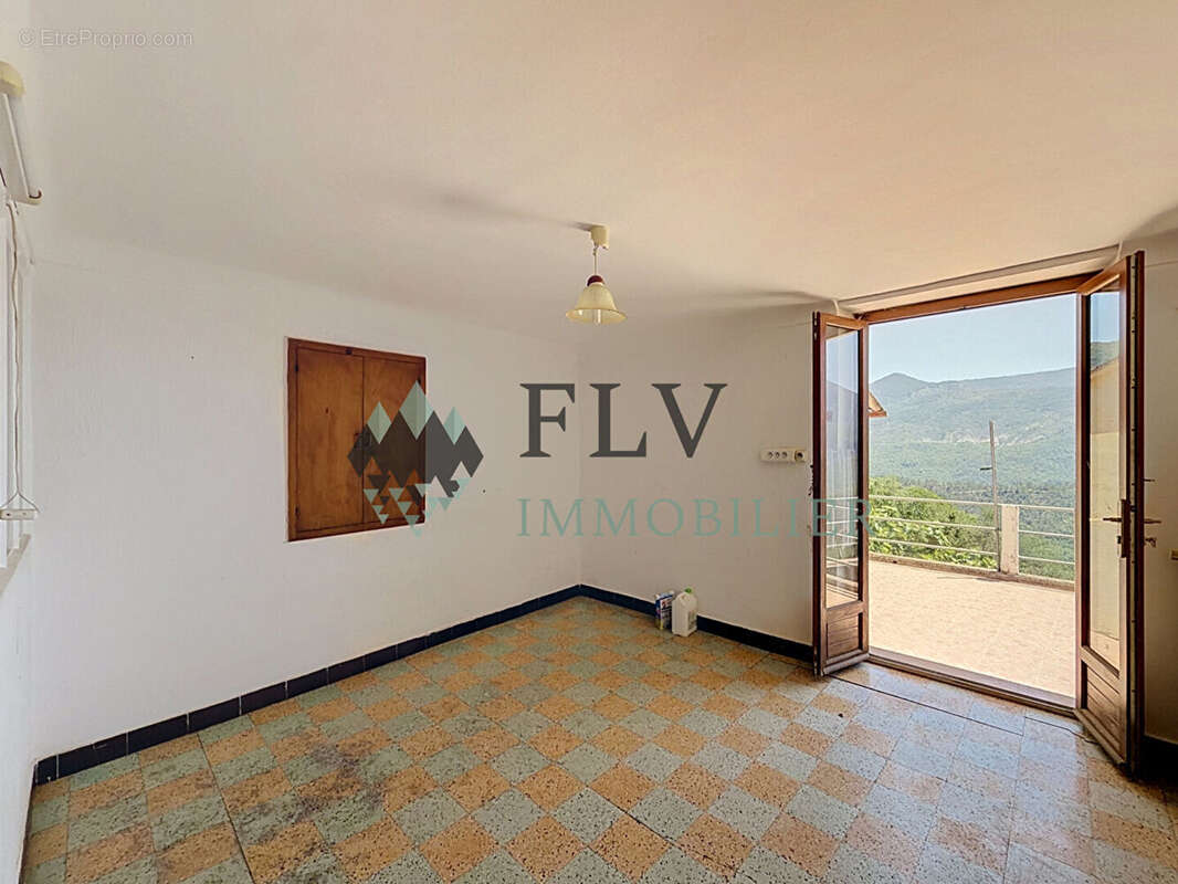 À vendre - Appartement avec terrasse et fort potentiel à La Tour-sur-Tinée - photo 2
