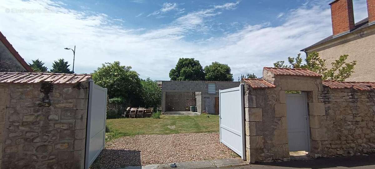 Le veurdre - maison de bourg 180 m2, studio, terrain + garage - photo 2