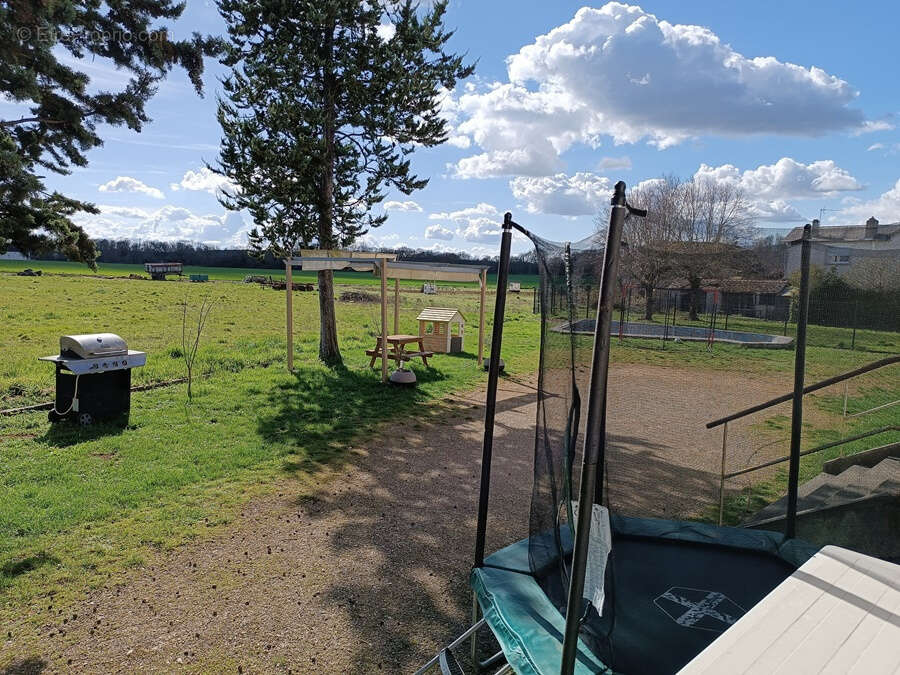 Maison à SAVIGNY-EN-SEPTAINE