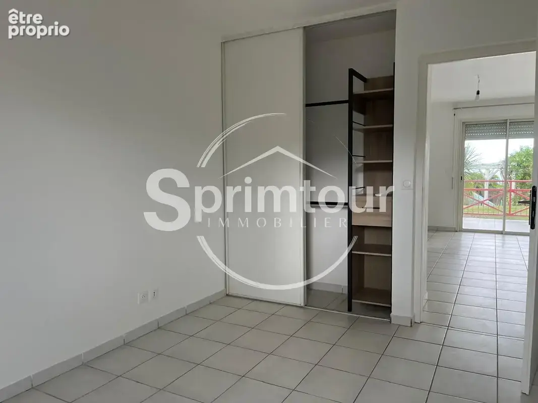 SAINT-CLAUDE - Appartement T3 rénové avec terrasse dans une résidence sécurisée avec piscine - photo 11