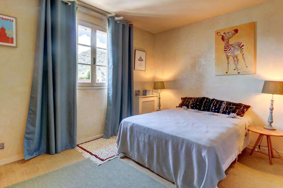 Maison à LA ROQUETTE-SUR-VAR