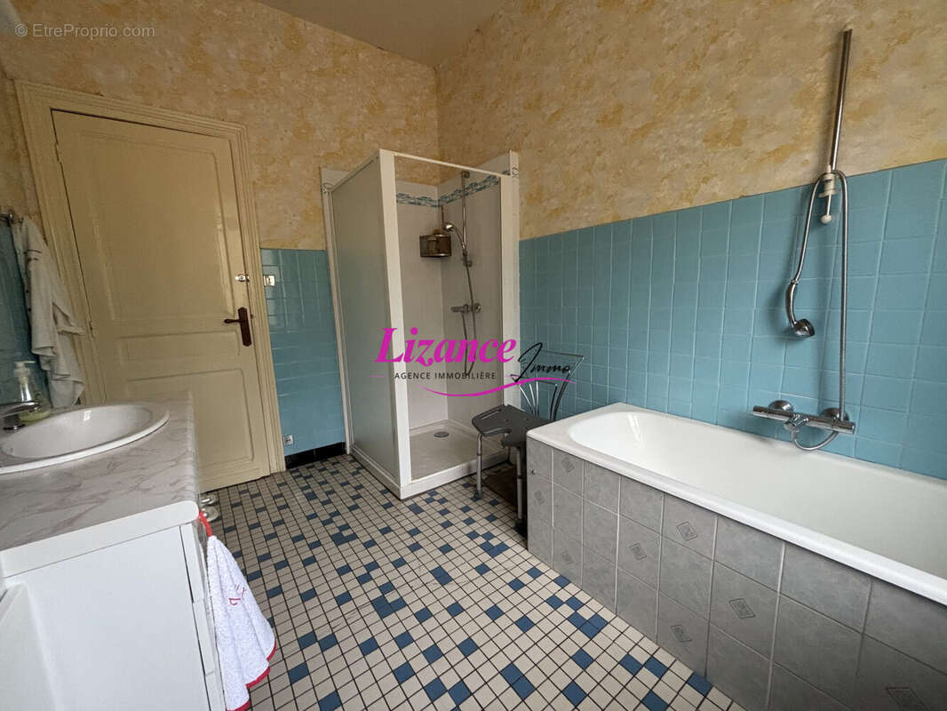 Maison 238 m² à Fins  - photo 7