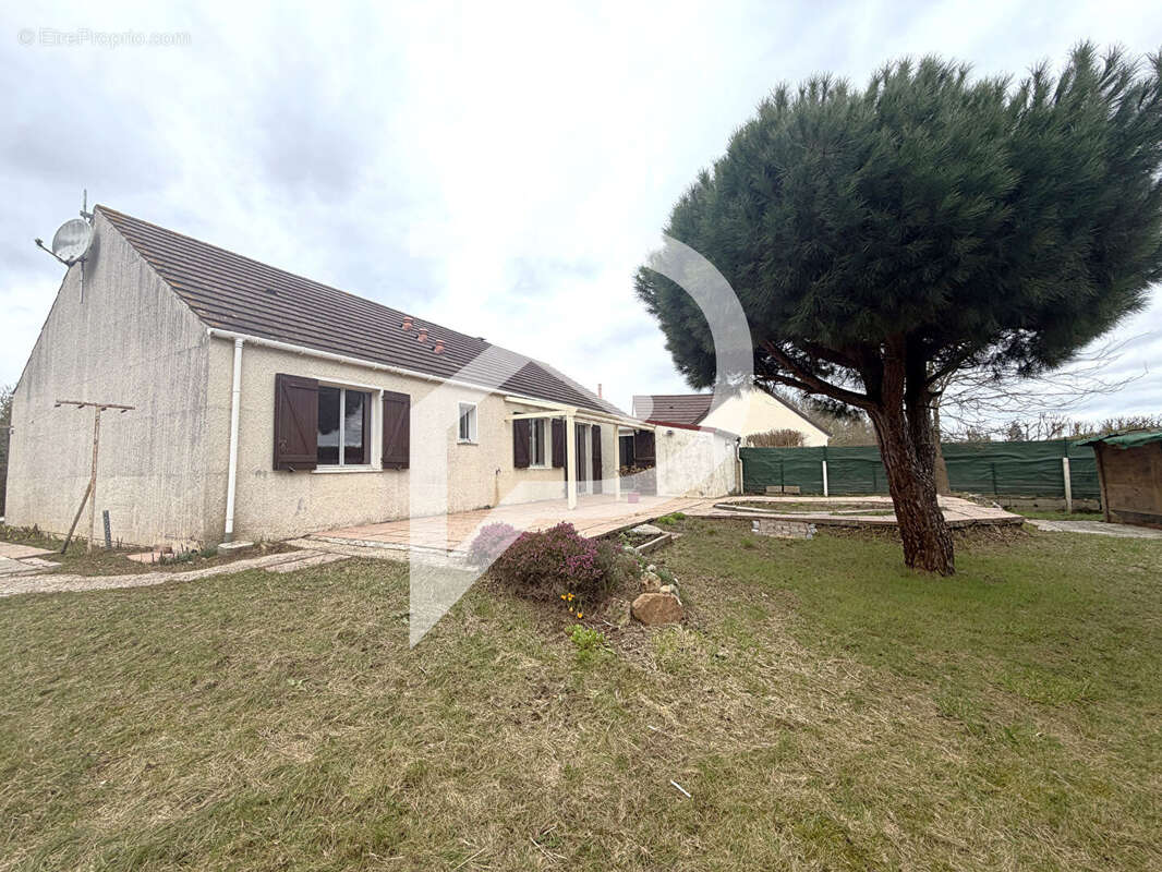 Maison à HOUDAN