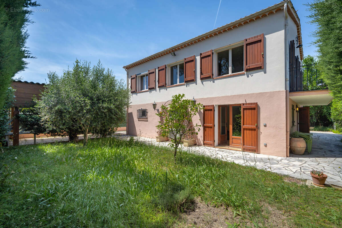 Rare à Mandelieu : maison 124 m2 avec studio, ascenseur et garage de 58 m2 - photo 2