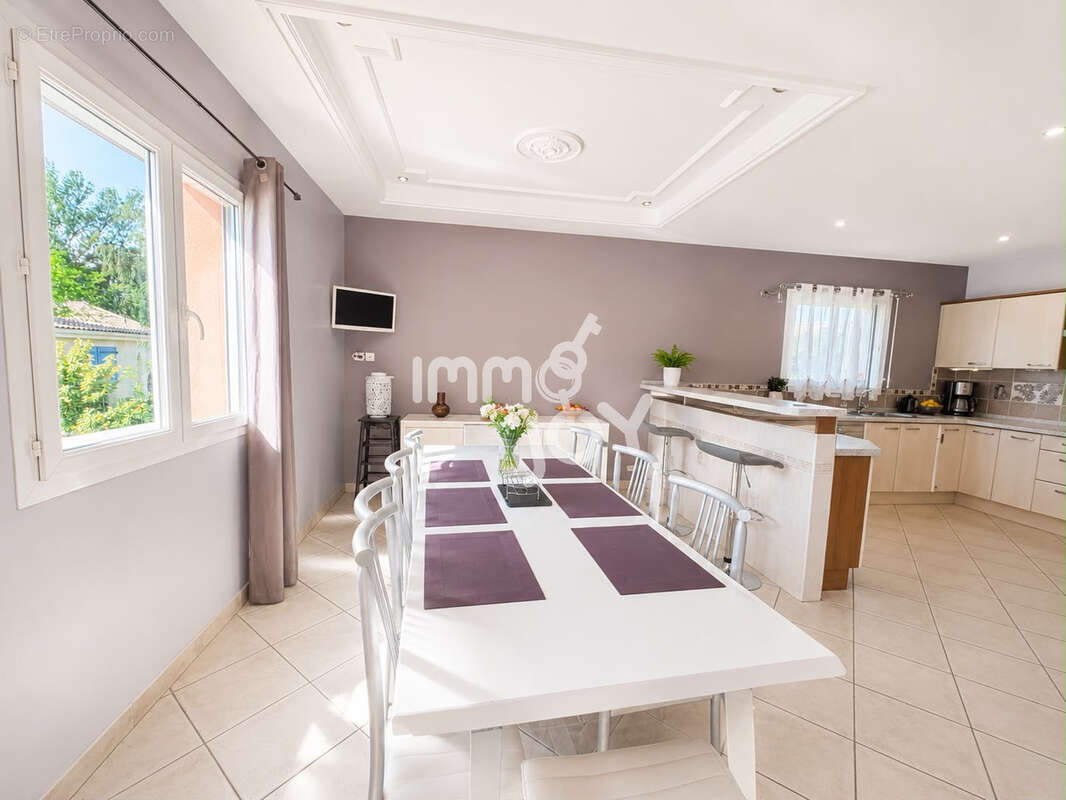 Maison contemporaine de 130 m2 avec piscine et terrain de plus de 900 m2 - photo 2
