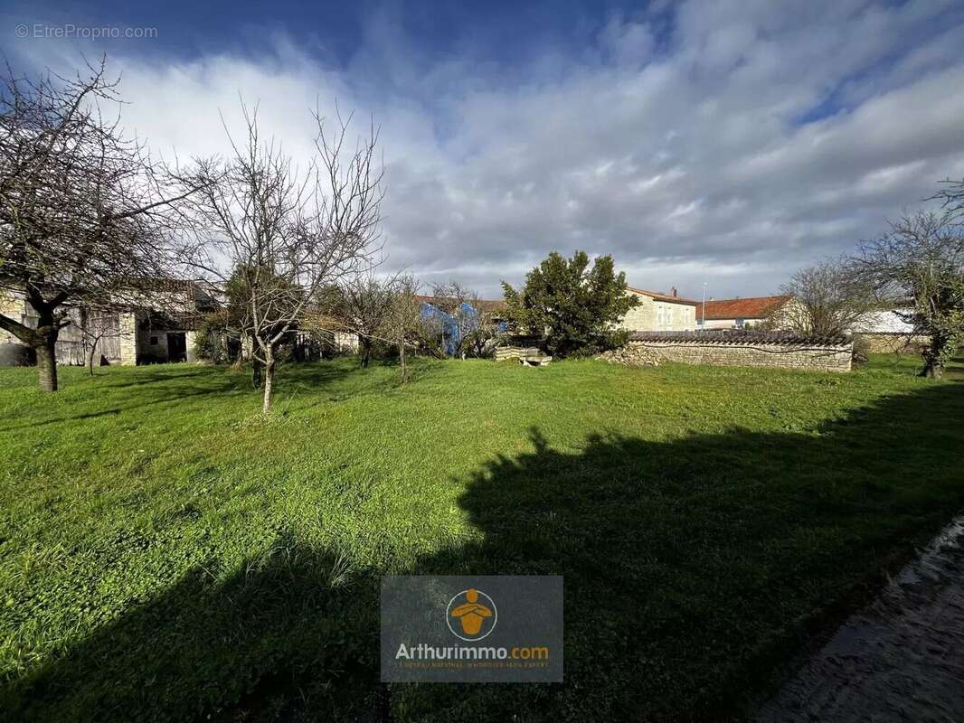 Terrain à SAINT-SAUVEUR-D'AUNIS