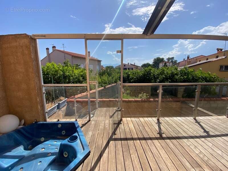 Dpt Pyrénées Orientales (66), à vendre proche LE SOLER Maison 5 pièces 169 m² garage, cour, jacuzzi - photo 12