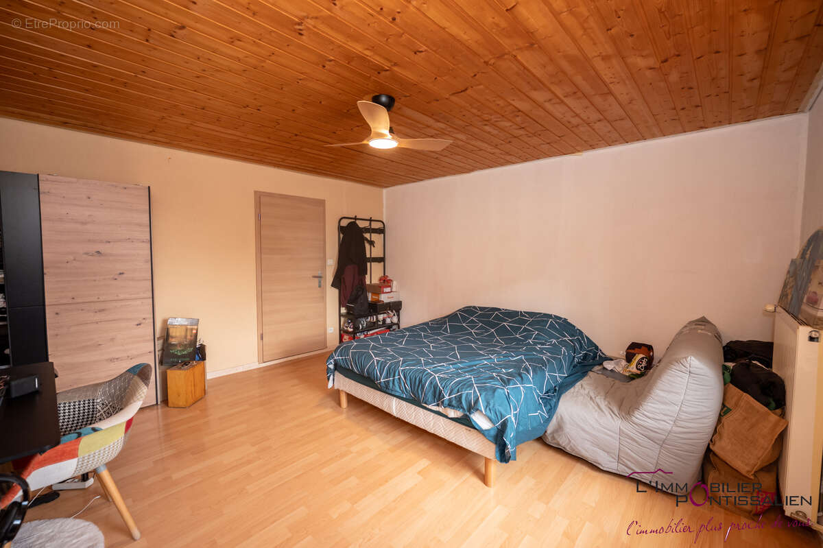 Maison de caractere offrant de beaux volumes - photo 17