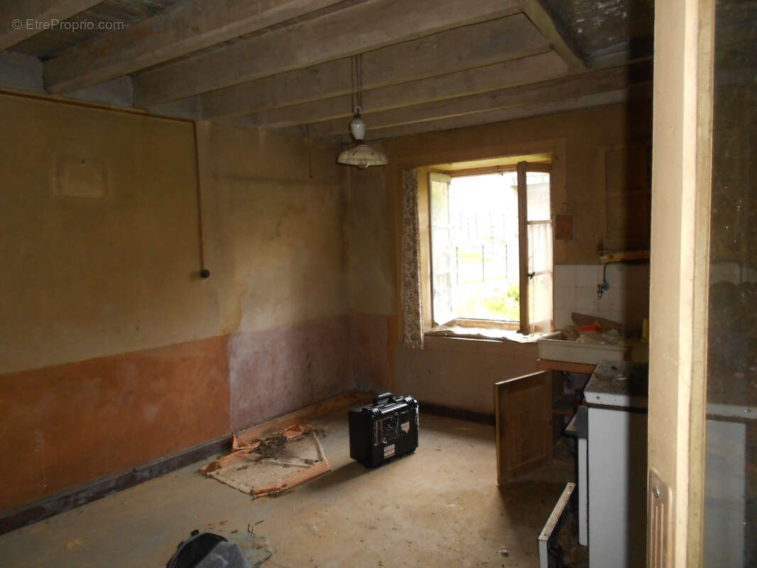 Maison de village mitoyenne d'environ 43m2, sur 3 niveaux à Olliergues - photo 2