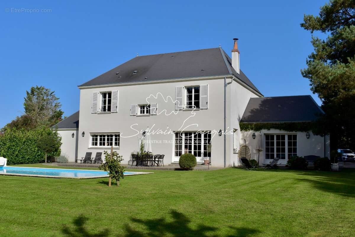 Dpt Loiret (45), à vendre SULLY SUR LOIRE Maison bourgeoise 9 pièces de 270 m² - Terrain de 2 548,00 m² - Piscine chauffée - Gar - photo 3