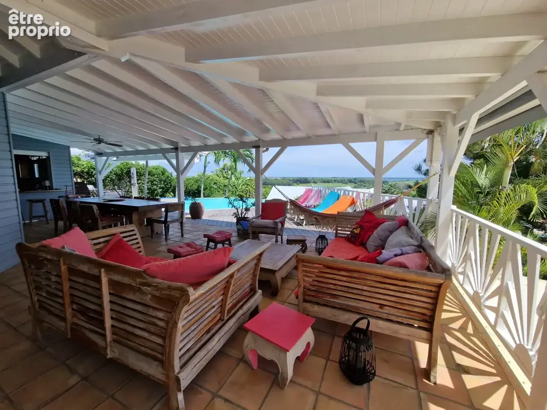 VUE MER Superbe villa de standing + T3 piscine à débordement sur 1000 m² à BAIE MAHAULT (971) - photo 15