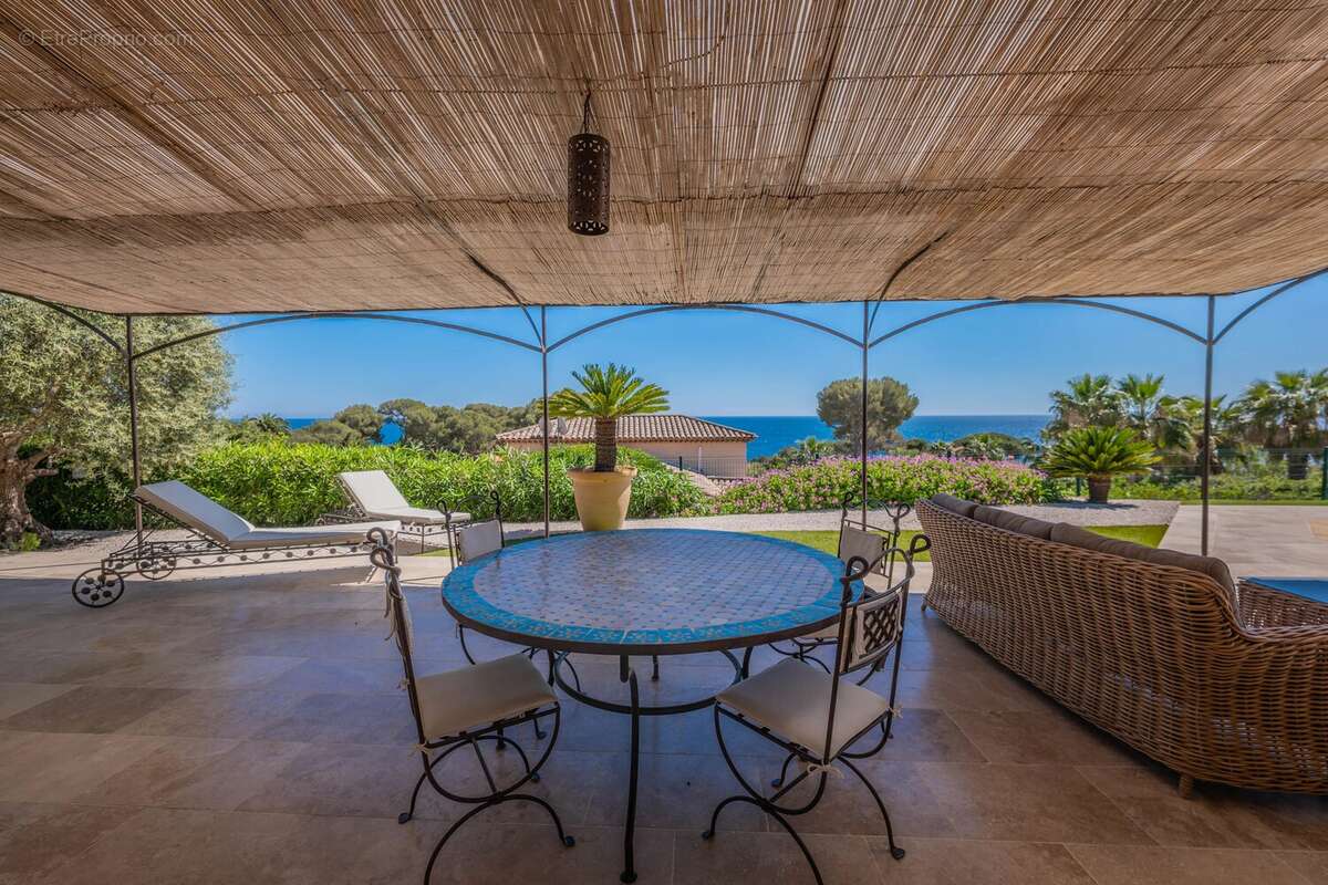 LES ISSAMBRES : Villa tout à pied avec vue mer exceptionnelle - photo 2