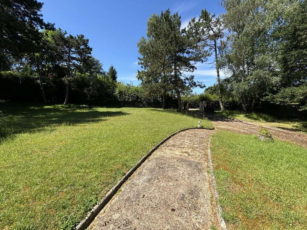Superbe maison familiale de cinq chambres située dans un magnifique jardin et à distance de marche de Civray - photo 2