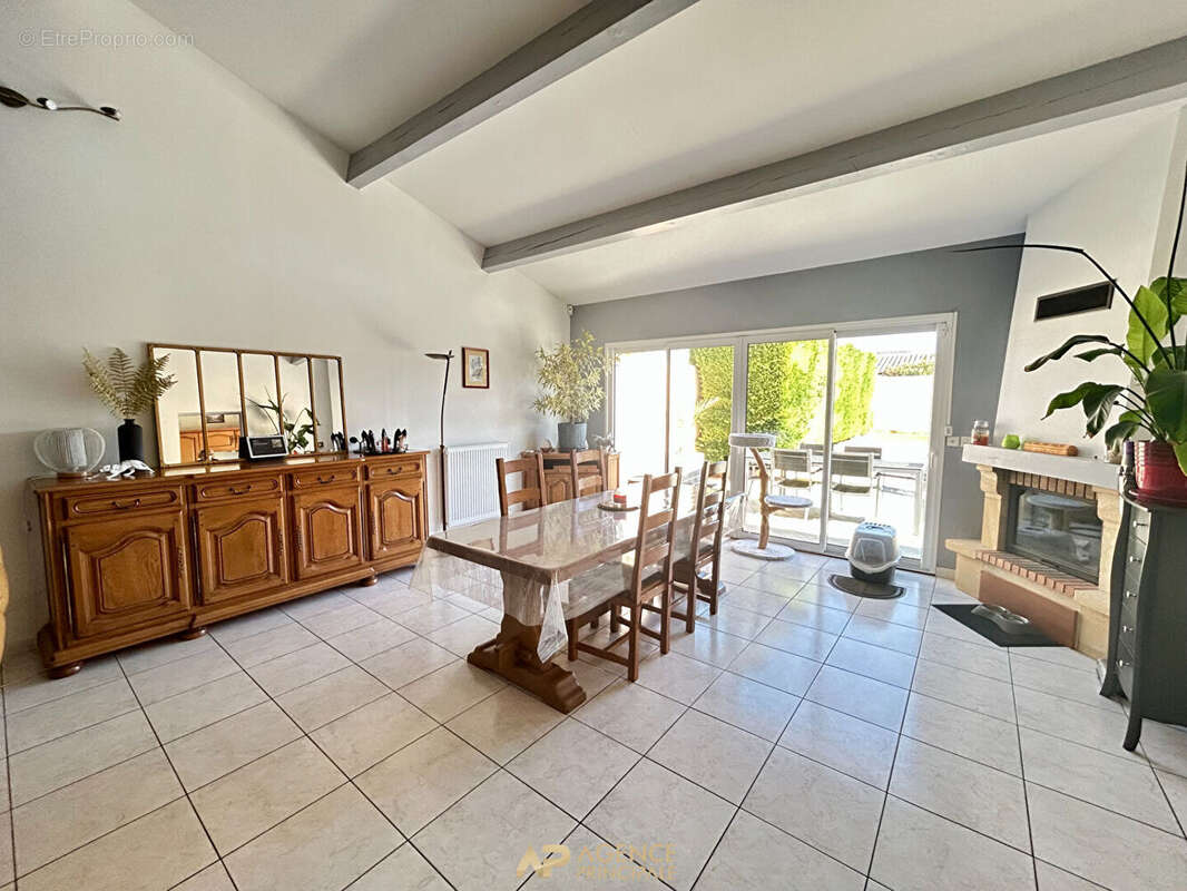 Aytré Maison familiale avec piscine, vie de plain-pied et 3 garages -141m2 - photo 4