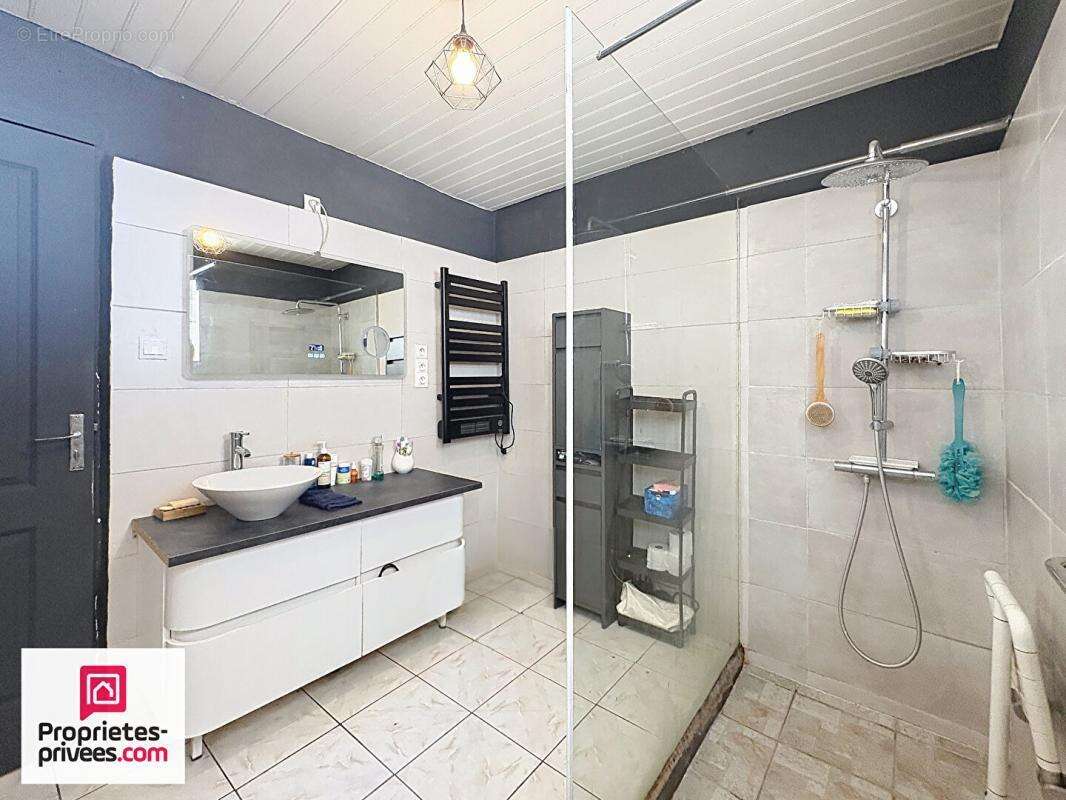 Villa avec grand garage sur 2360 m² de terrain divisible - photo 11