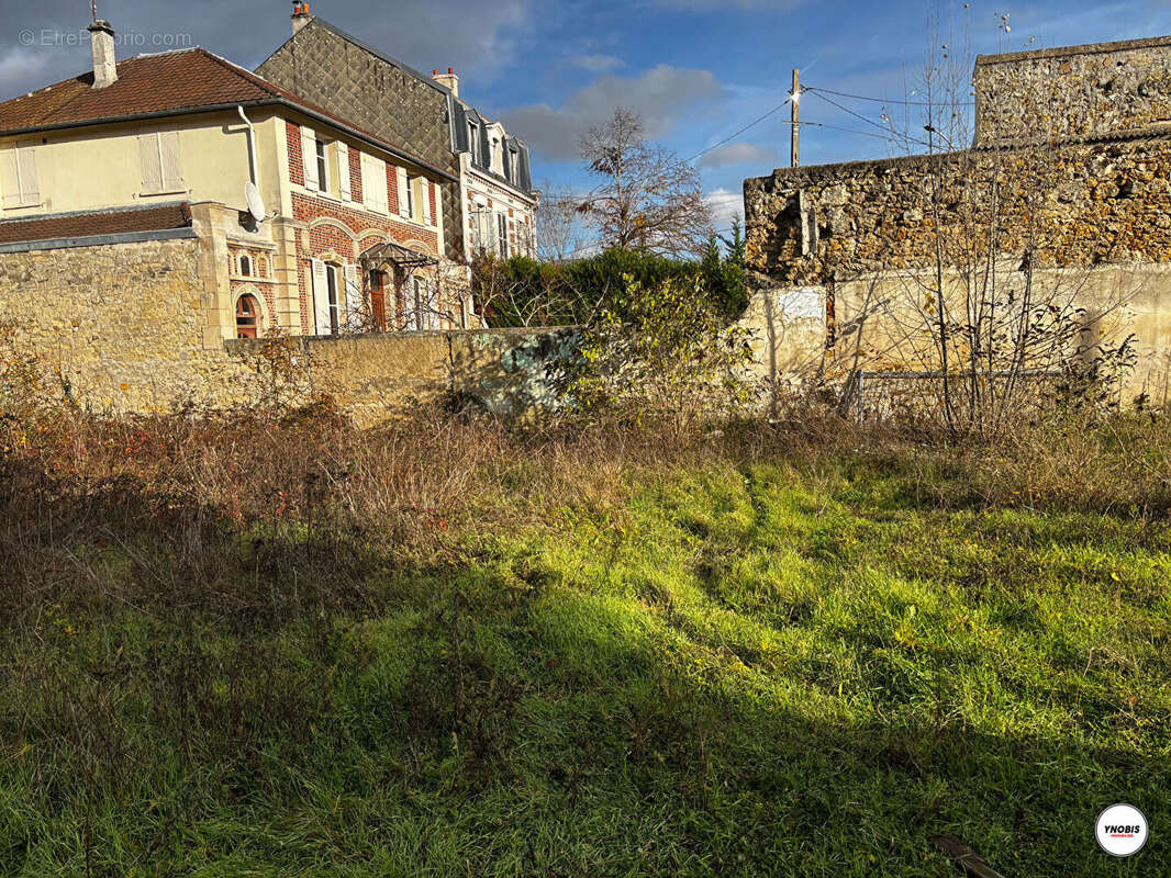 Terrain à LES MUREAUX