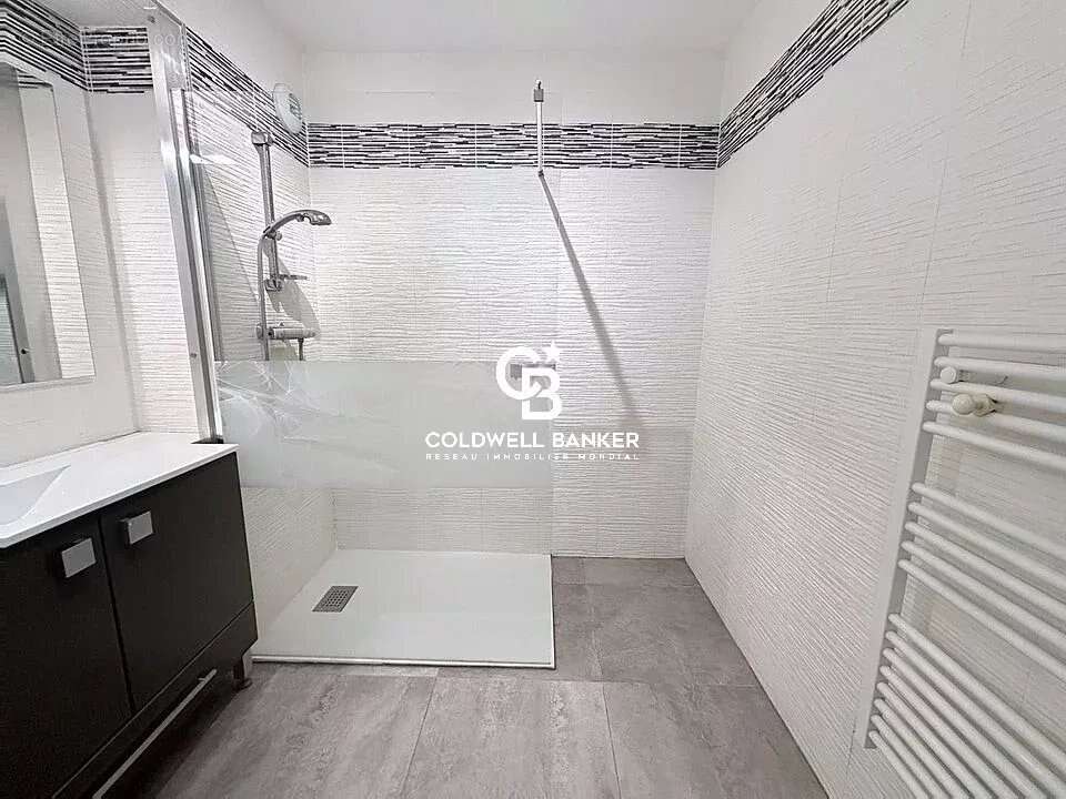 Valescure T2 dans résidence de standing avec piscine - photo 4