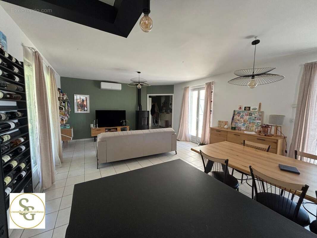   - Maison à LAGRAVE