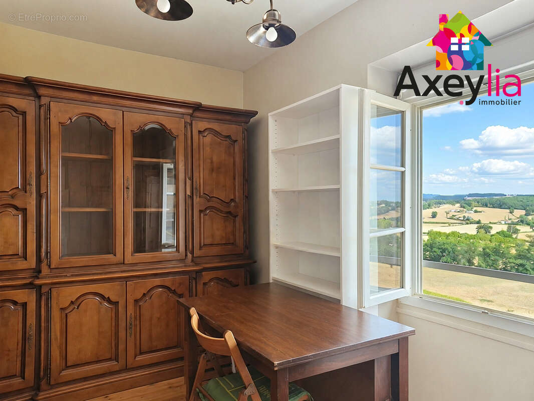 À vendre - charlieu - maison avec terrain et 5 chambres - photo 4
