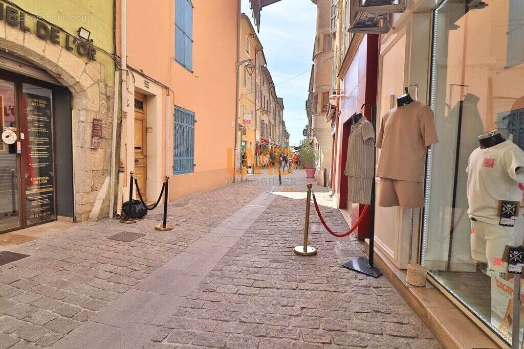 Commerce à SAINT-MAXIMIN-LA-SAINTE-BAUME