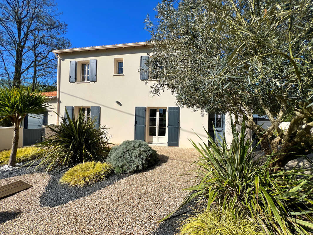 Maison à MAGNE