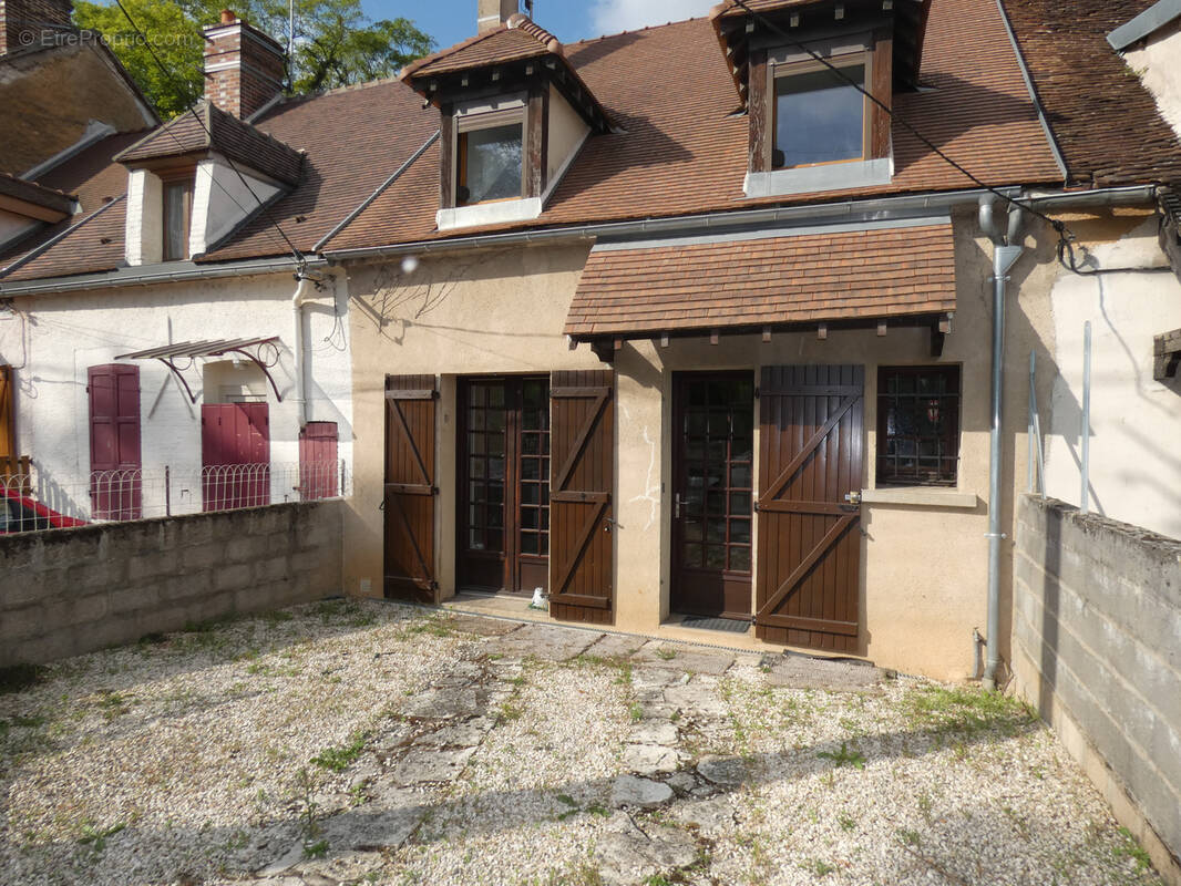 Maison à LAROCHE-SAINT-CYDROINE